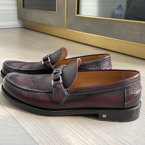 Louis Vuitton Major loafer in brown. The vamp is signed silver-tone LV Initials - Picture 2 of 7